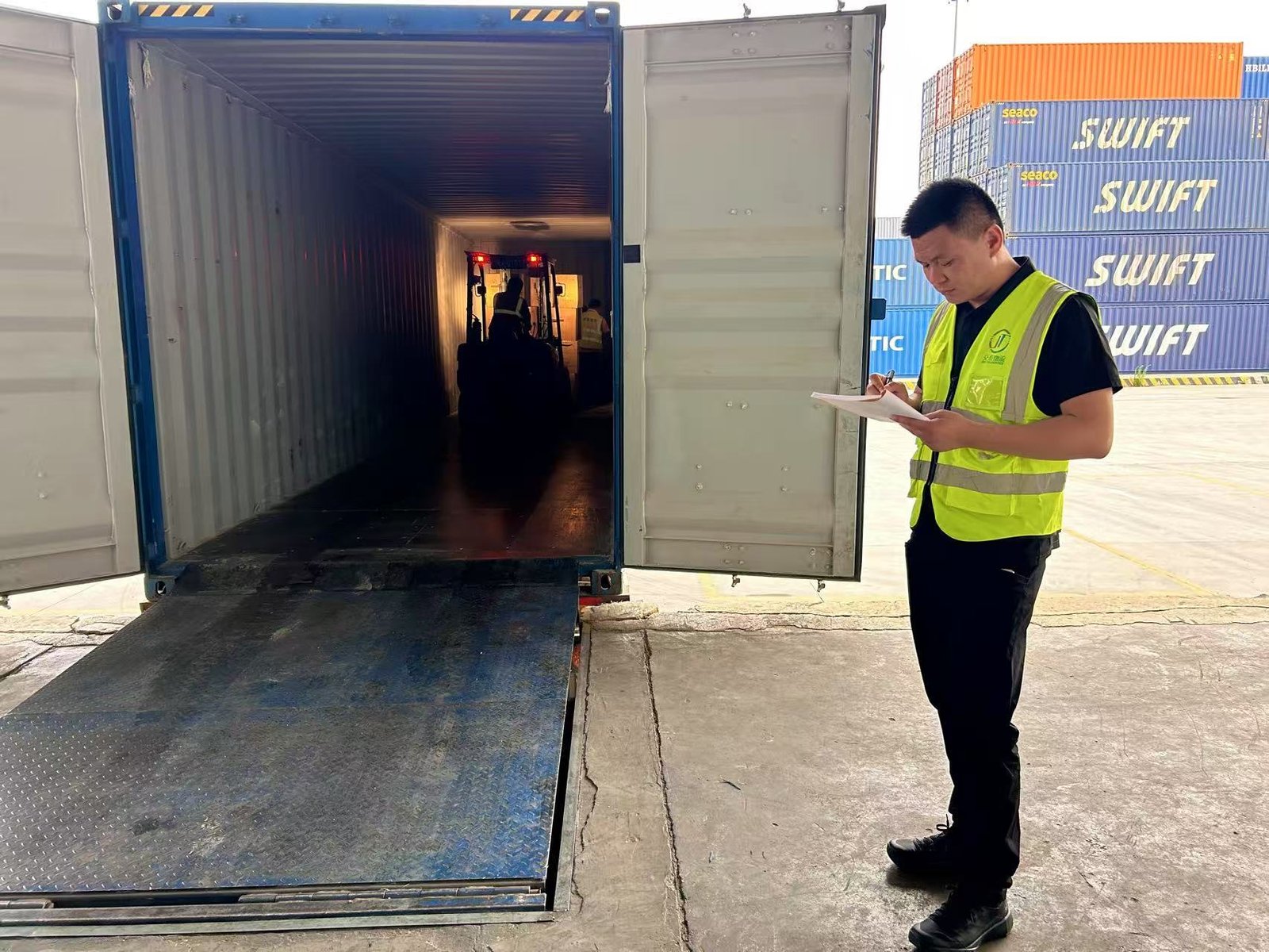 Eight thousand pairs of safety shoes were shipped to Kazakhstan. SINOSENSE- Meeting all your needs for safety shoes.